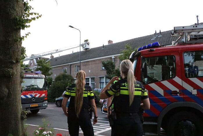 Hevige brand in dak van woning