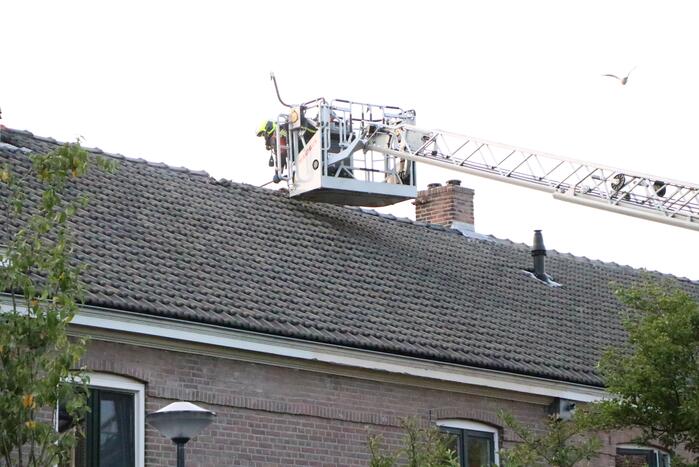 Hevige brand in dak van woning