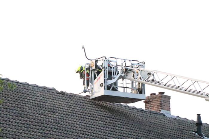 Hevige brand in dak van woning