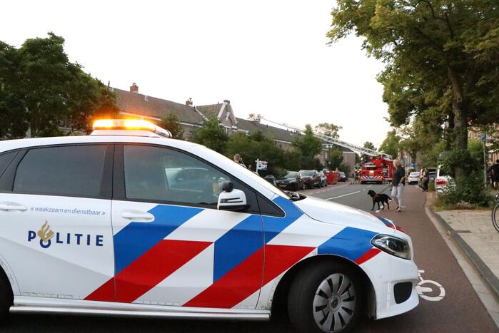 Hevige brand in dak van woning