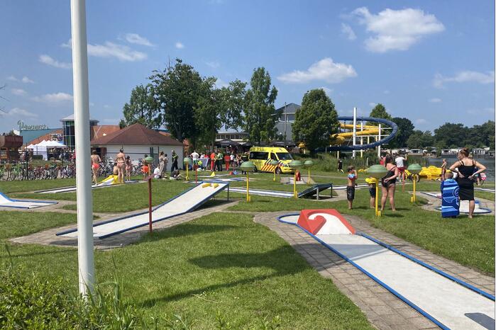 Foto-update: #Ommel Traumahelikopter landt op vakantiepark Prinsenmeer Beekstraat Ommel.