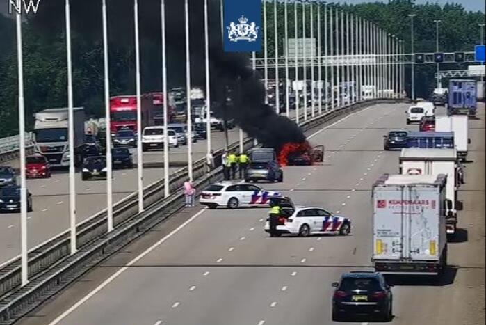 Drie rijstroken dicht op Moerdijkbrug door autobrand