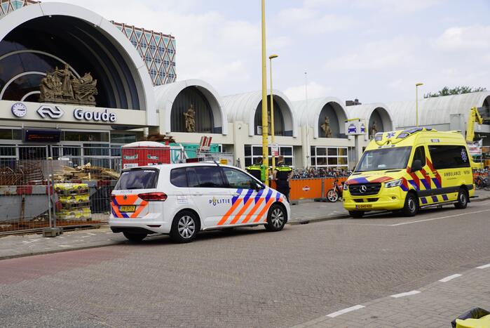 Donker getinte man gezocht na beroving NS-station