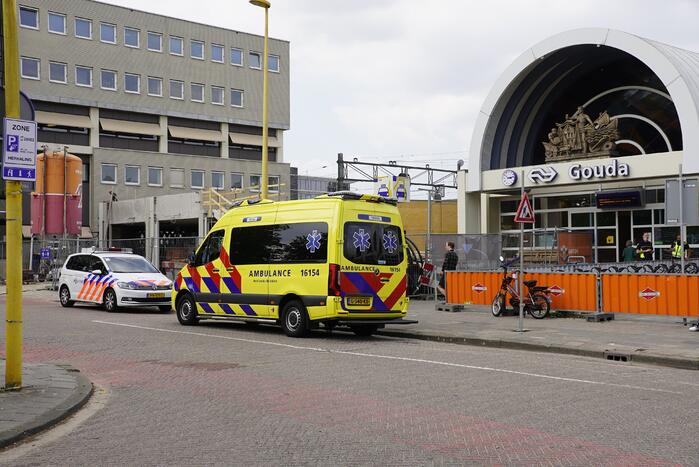 Donker getinte man gezocht na beroving NS-station