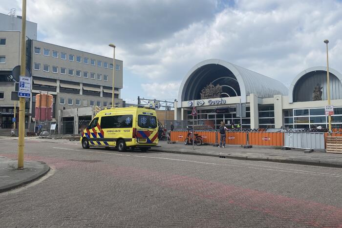 Donker getinte man gezocht na beroving NS-station