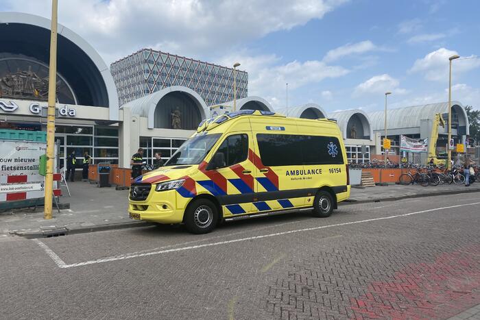 Donker getinte man gezocht na beroving NS-station