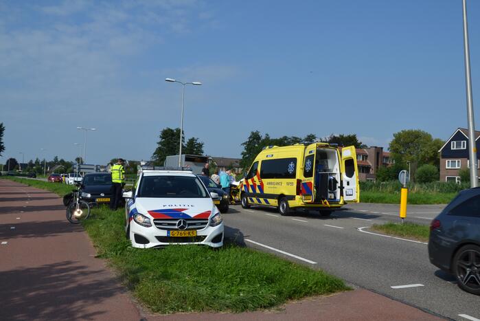 Personenauto in botsing met persoon op scootmobiel