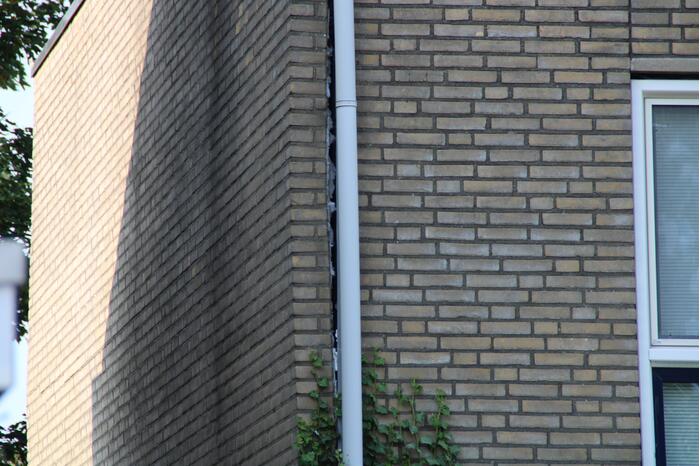 Brandweer sluit steeg af door instortingsgevaar