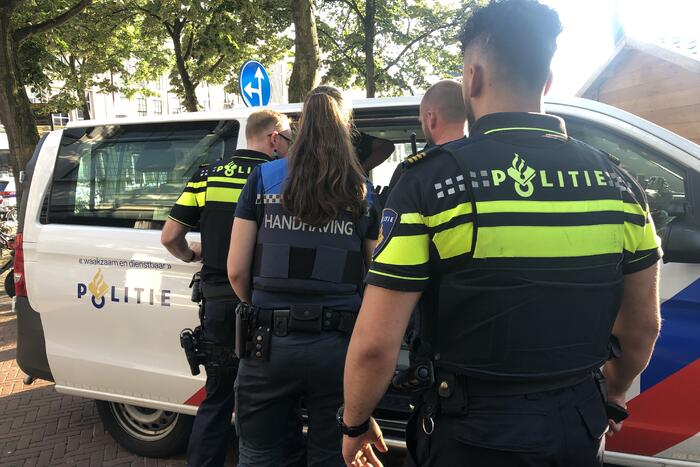 Persoon springt gracht in door aanhouding