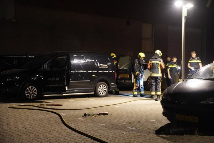 Lading in bestelbus vliegt in brand