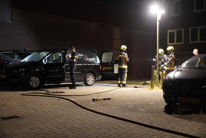 Lading in bestelbus vliegt in brand