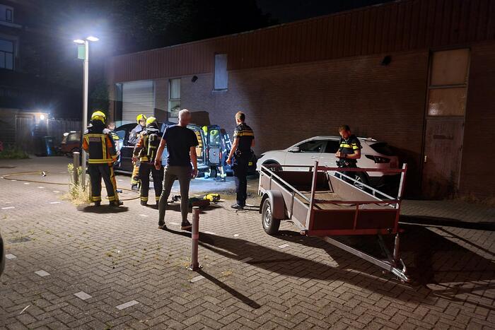 Lading in bestelbus vliegt in brand