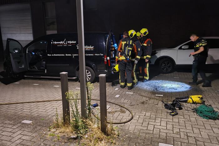 Lading in bestelbus vliegt in brand