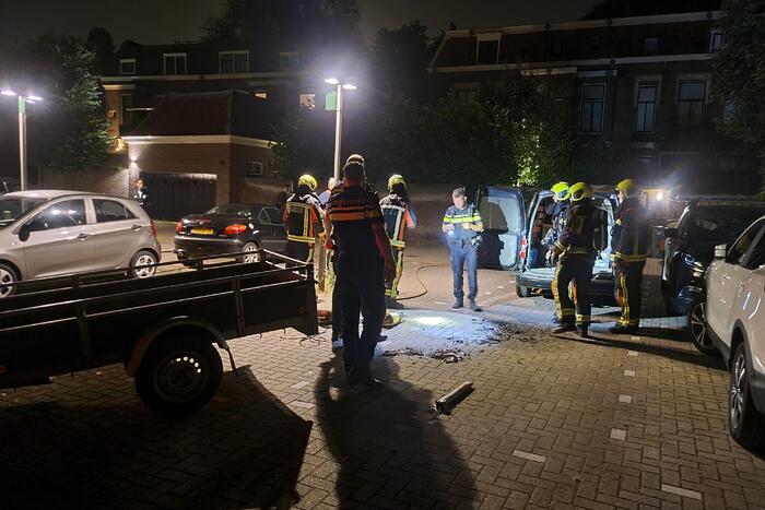 Lading in bestelbus vliegt in brand