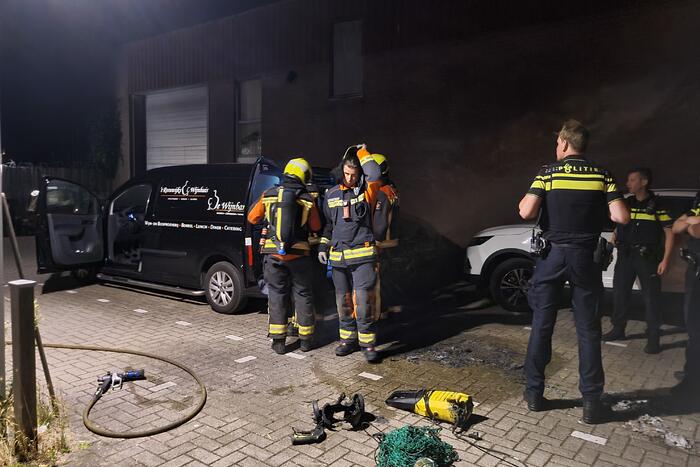 Lading in bestelbus vliegt in brand