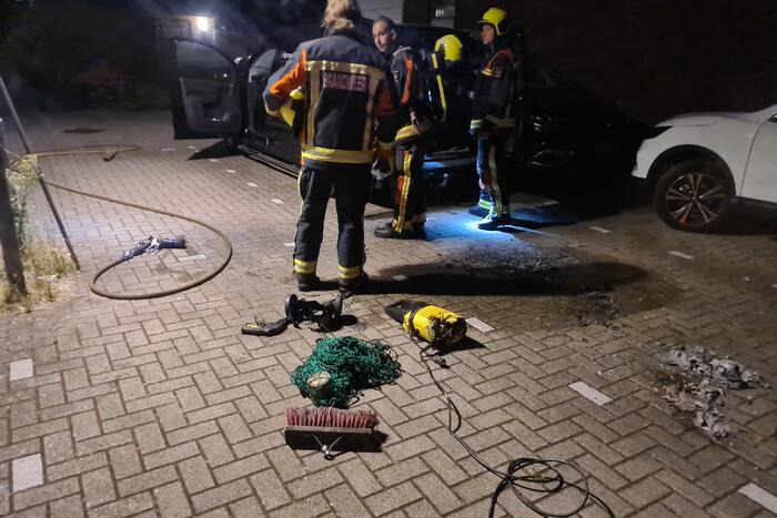 Lading in bestelbus vliegt in brand