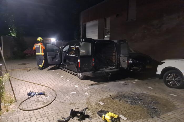 Lading in bestelbus vliegt in brand