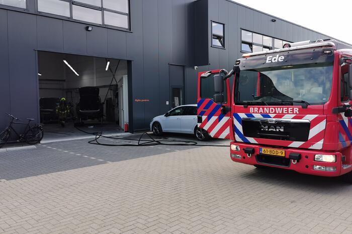 Brand door pelletkachel in autoschadebedrijf