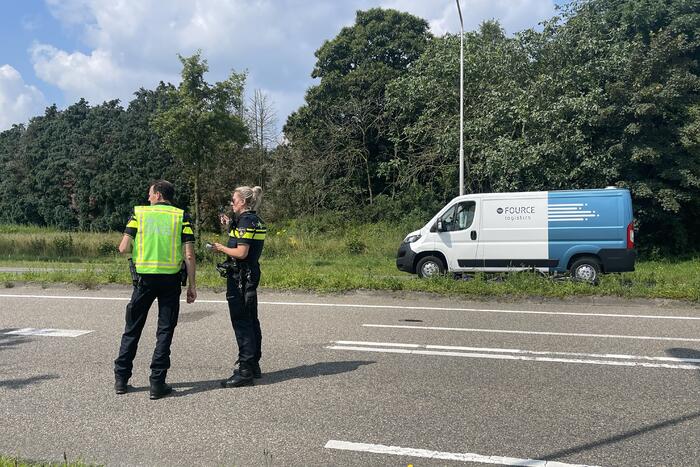 Vrouw op fiets overleden bij aanrijding met bestelbus