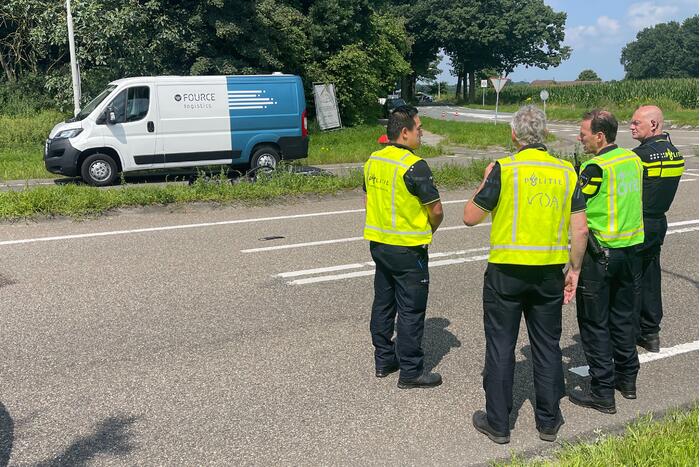 Vrouw op fiets overleden bij aanrijding met bestelbus