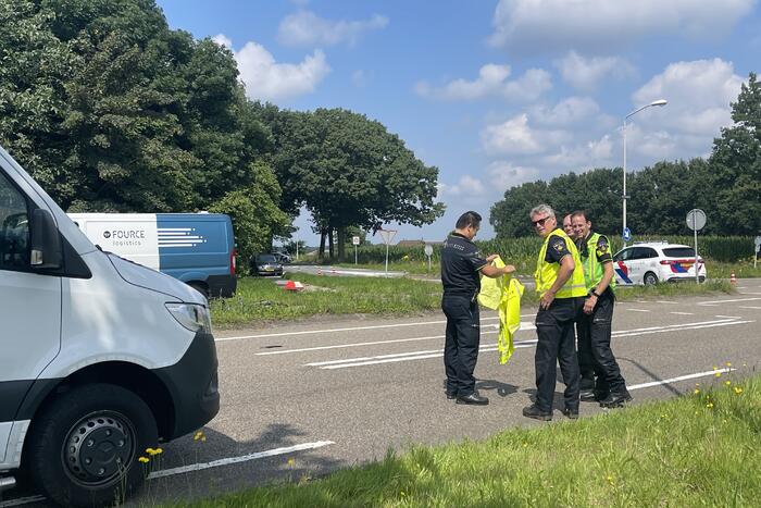 Vrouw op fiets overleden bij aanrijding met bestelbus