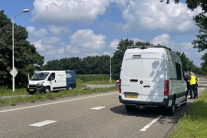 Vrouw op fiets overleden bij aanrijding met bestelbus