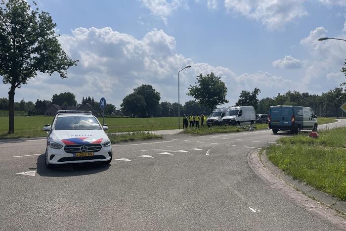 Vrouw op fiets overleden bij aanrijding met bestelbus