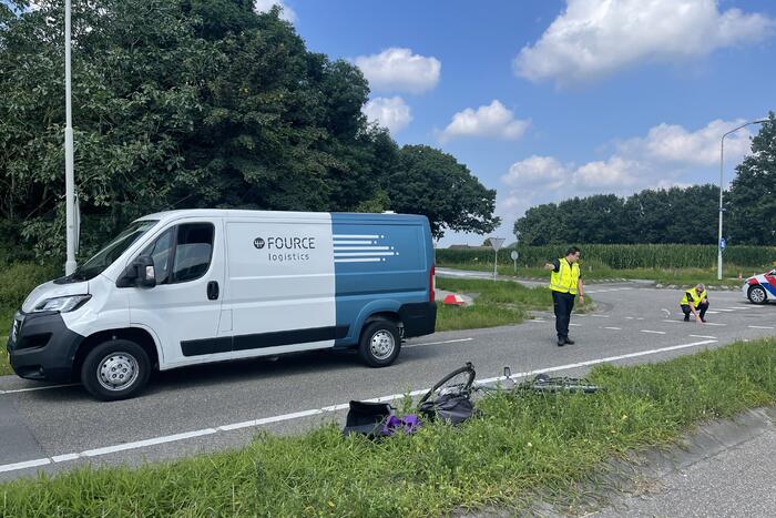 Vrouw op fiets overleden bij aanrijding met bestelbus