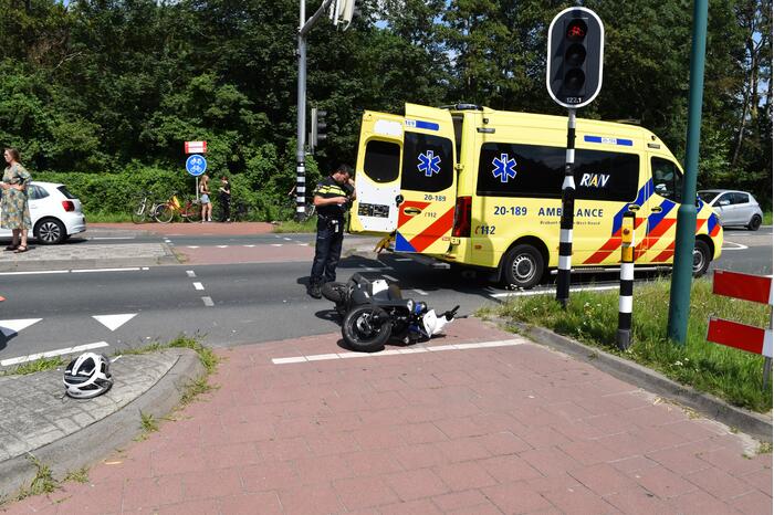Les-scooterrijdster gelanceerd tegen vrachtwagen