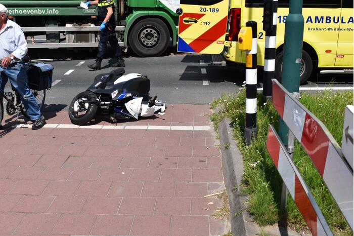 Les-scooterrijdster gelanceerd tegen vrachtwagen