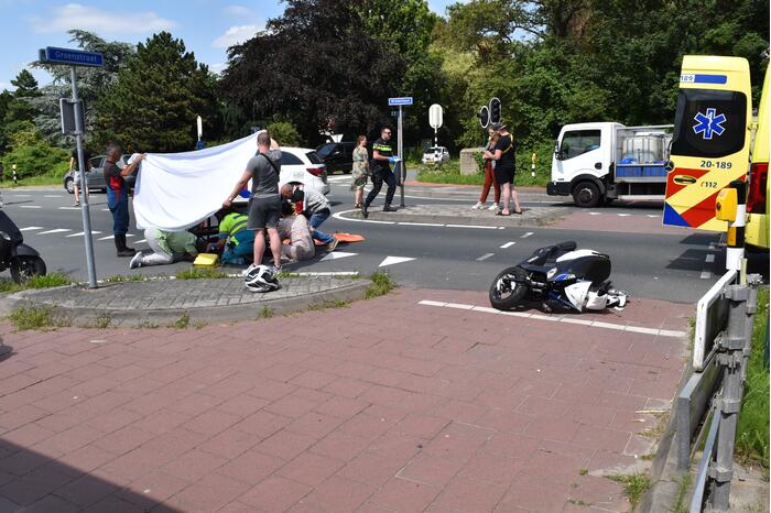 Les-scooterrijdster gelanceerd tegen vrachtwagen