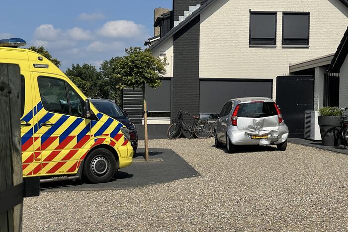 Bestuurster rijdt van schrik door na kop-staart ongeval