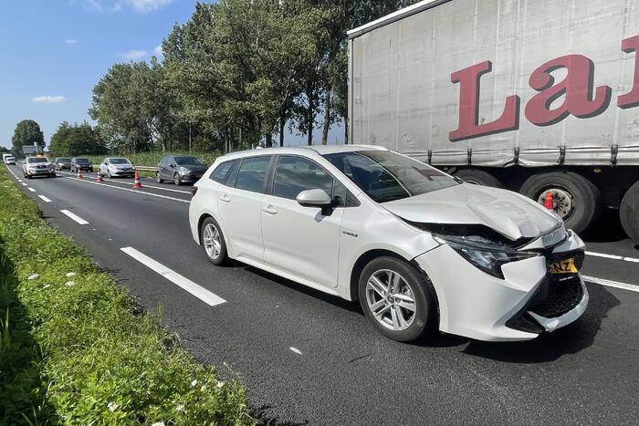Bestuurster rijdt van schrik door na kop-staart ongeval