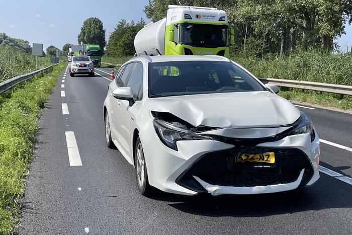 Bestuurster rijdt van schrik door na kop-staart ongeval