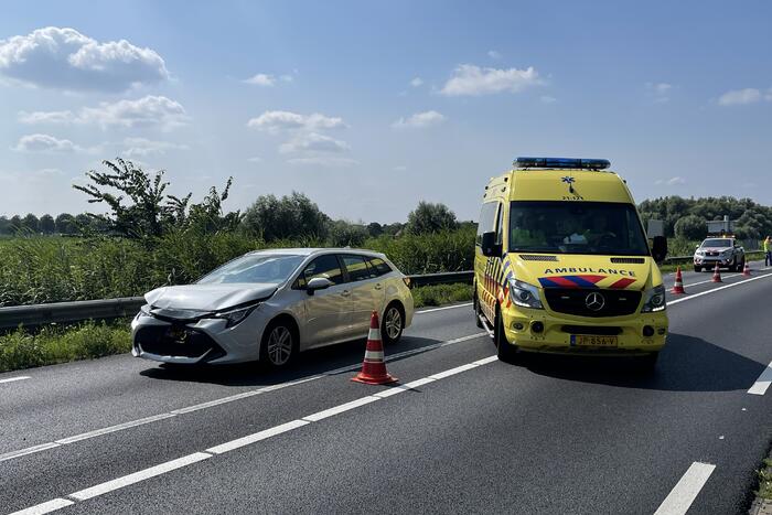 Bestuurster rijdt van schrik door na kop-staart ongeval