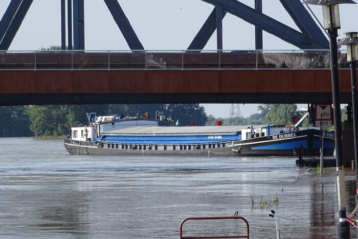 Binnenvaartschip verliest auto en stuurhut na aanvaring met brug