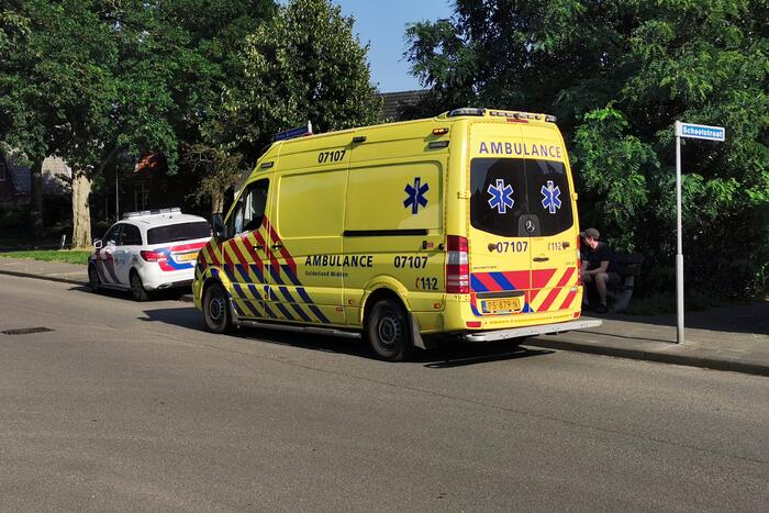 Man geboeid uit woning gehaald