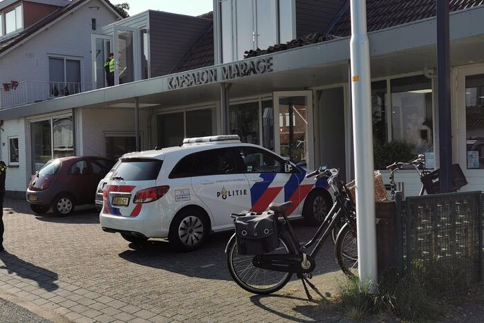 Man geboeid uit woning gehaald