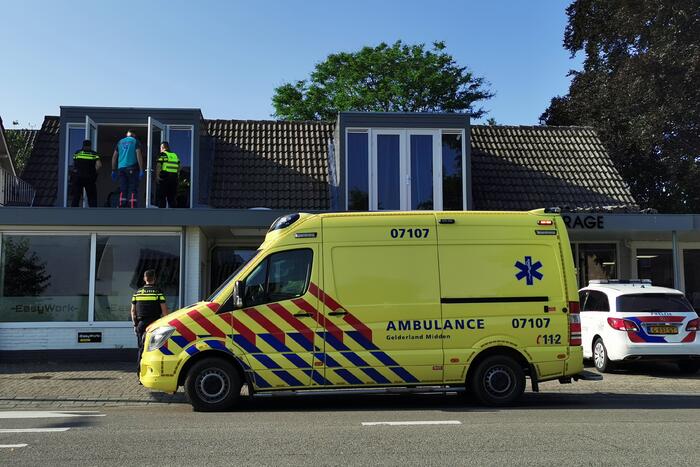 Man geboeid uit woning gehaald