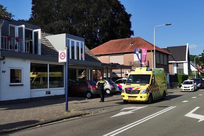 Man geboeid uit woning gehaald