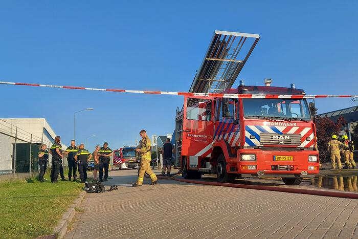 Brand in dak van bedrijfspand