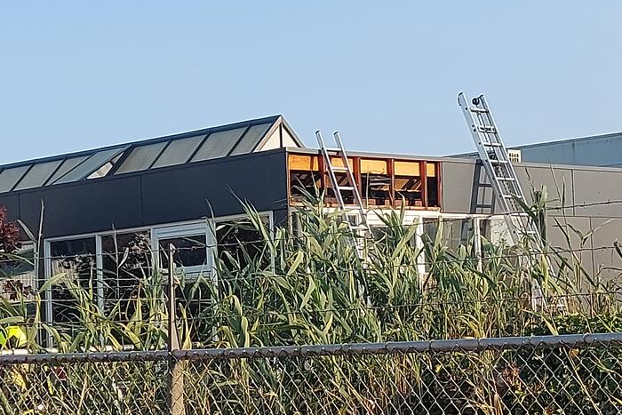 Brand in dak van bedrijfspand