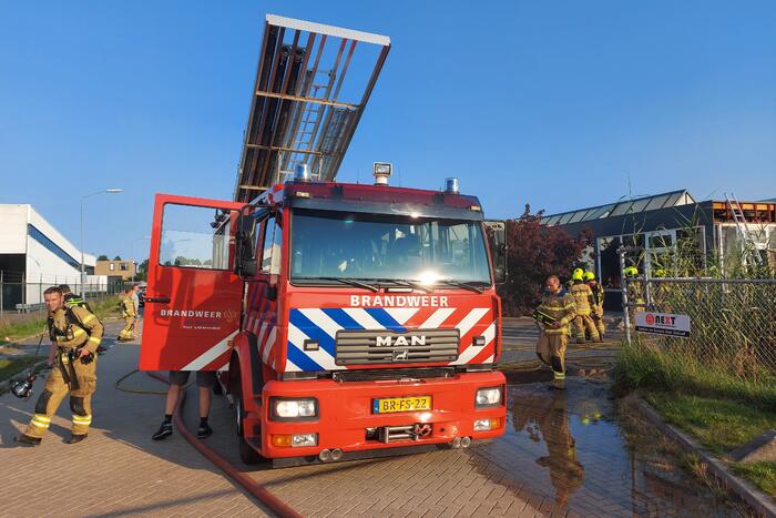 Brand in dak van bedrijfspand