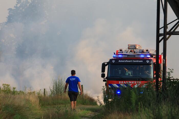 Enorme rookwolken door brand in gemaaid gras