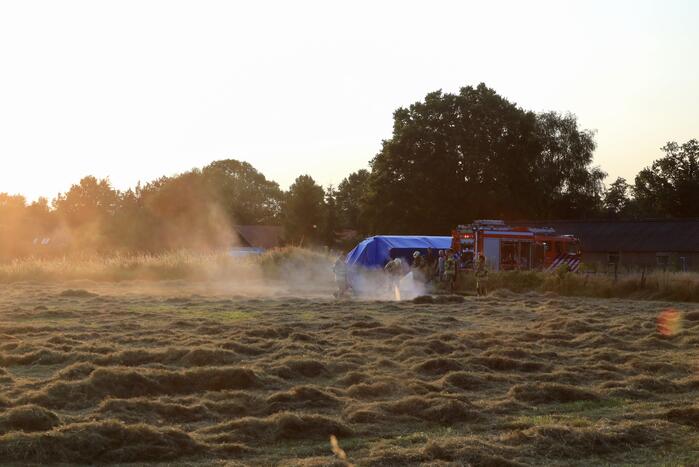 Enorme rookwolken door brand in gemaaid gras