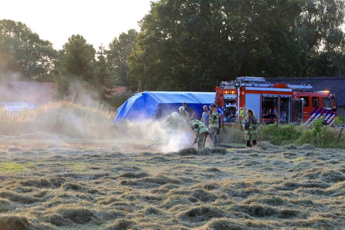 Enorme rookwolken door brand in gemaaid gras