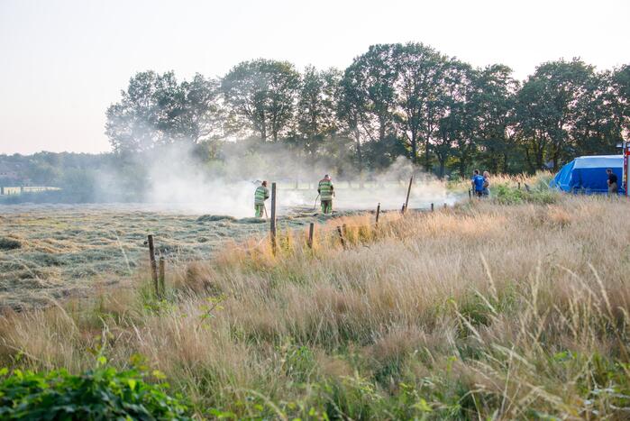 Enorme rookwolken door brand in gemaaid gras