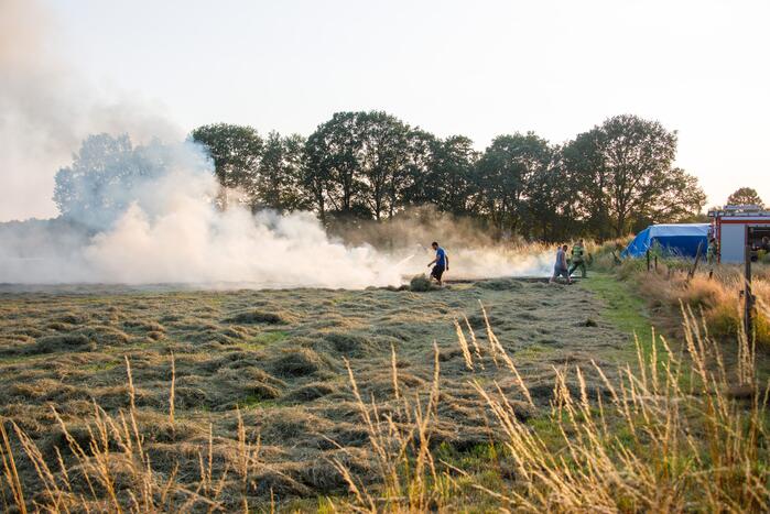Enorme rookwolken door brand in gemaaid gras