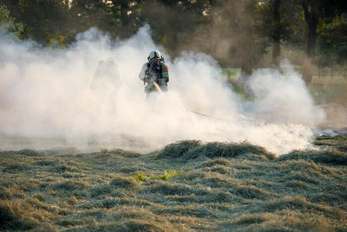 Enorme rookwolken door brand in gemaaid gras