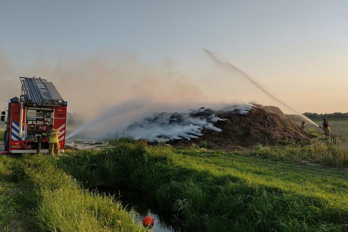 Hevige brand in berg met hooi